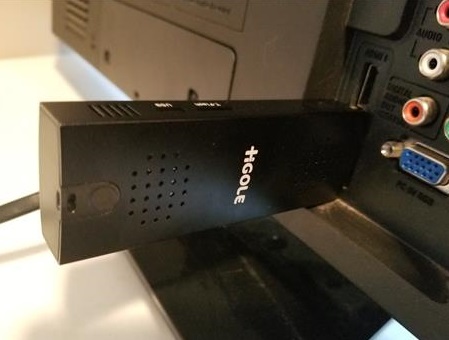 Review HIGOLE D2 Mini PC Stick Pluged into TV