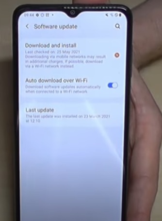 Causes and Fixes Wireless Charging Paused Check for Updates
